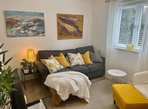 Pass the Keys Cosy One Bedroom House with Parking