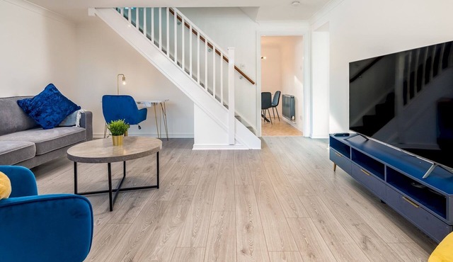 Pass the Keys | Stylish 4 Bedroom Home with Parking in Borehamwood