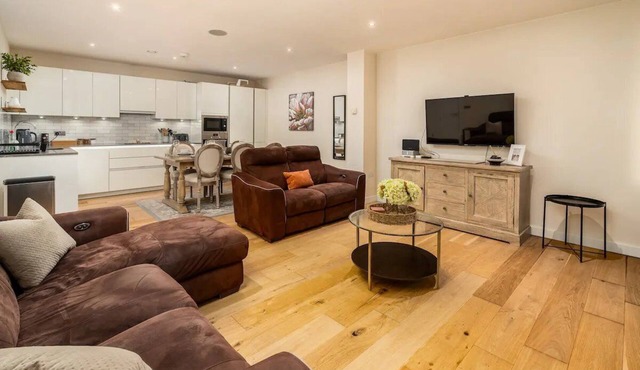 Pass the Keys | Stylish Central St Albans Flat with Free Parking