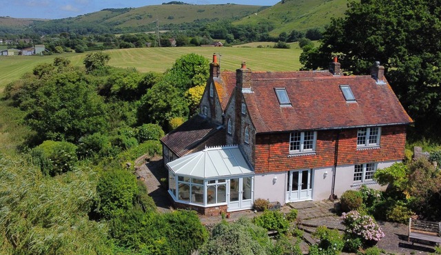 PAYTHORNE FARMHOUSE, family friendly, with open fire in Upper Beeding