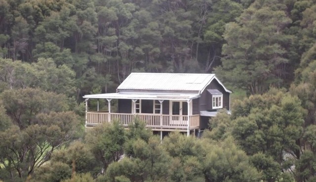 Peaceful & cosy escape with birdsong & bush trails in the South Wairarapa