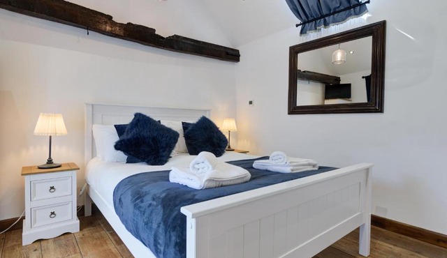 Peaceful Getaway - Free Parking, Short Drive to Stamford
