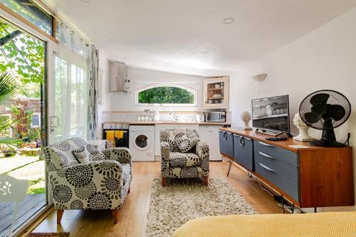 Peaceful Studio Cabin Near Brighton, Sea & South Downs