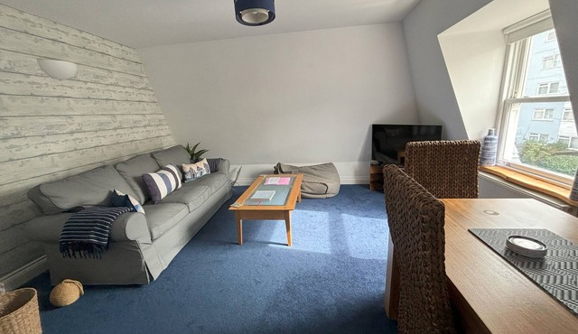Pebbles. The Beach House, apartment in central Eastbourne with private parking