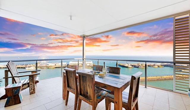 Penthouse Haven: Lux Balcony Dining ~ Sea View