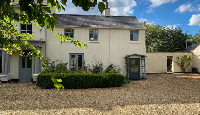 Period Cottage in spacious grounds with seasonal pool