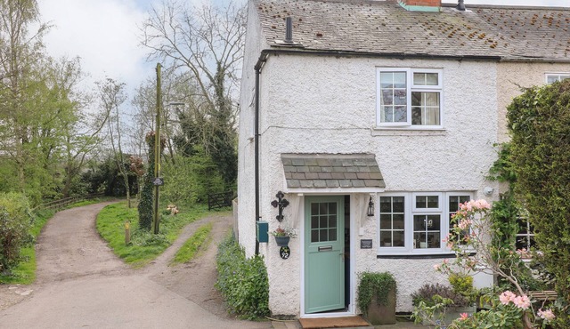 PERIWINKLE COTTAGE, pet friendly, with open fire in Barrow Upon Soar