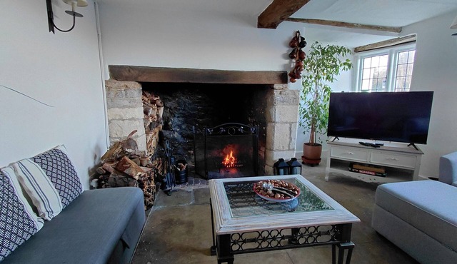 Pet-friendly Cotswold cottage with fireplace and views over the rolling fields