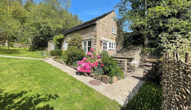 PIGWIG COTTAGE, romantic, with open fire in Crich