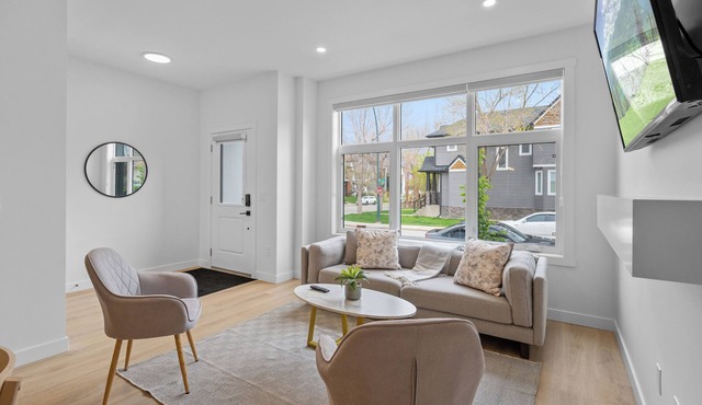 Ping Pong | King Bed | 3 Bedroom | Close to Downtown | Chefs Kitchen