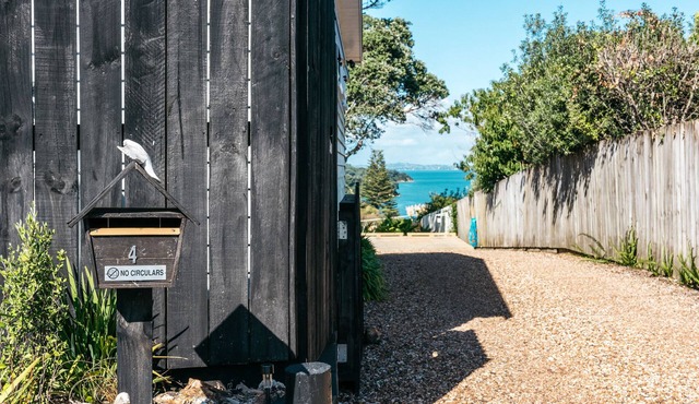 Pohutukawa Cottage Waiheke | Be My Guest