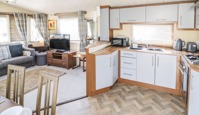 POPPY LODGE, pet friendly, with a garden in Stratford-Upon-Avon