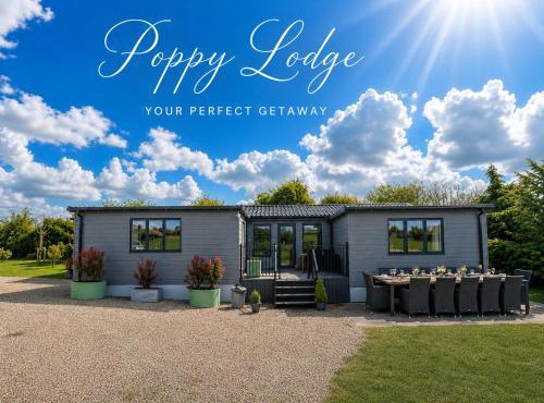 POPPY LUXURY LARGE LODGE Sleeps 10 with HOT TUB Hire Available for your Stay at Fairview Farm, Ravenshead, Nottingham Near Sherwood Forest, Dog Friendly, Farm Stay, Great for Wedding Groups, Families, Hen Do's, Corporate Events, Retreats, Amazing Views!