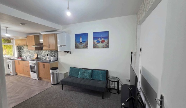 Prefect Contractors 3Bed House with Street Parking