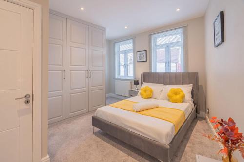 Premium 3 Bedroom Home by D3 Short Stay Sleeps 9 High Speed Wi-Fi
