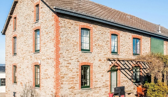 Pretty Farmhouse in Houffalize with Courtyard