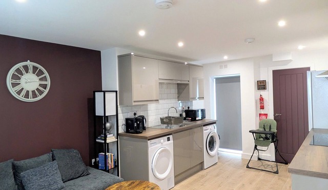 Prime Location 5 Bed En-suite 6 Bathrooms in Derby Sleeps up to 10 People.