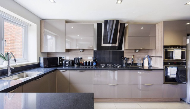 *Pristine 5 bedroom 4.5 bathroom* garden & patio*