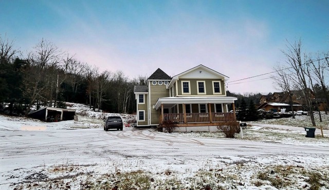 Private 5BR Chalet · 2,500 SqFt · 3 Full Baths · Outdoor Fire Pit · Sleeps 10+
