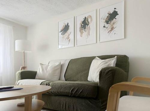 Private guest house - Double bedroom, en-suite and workspace with private entrance, first floor with no lift and no full kitchen