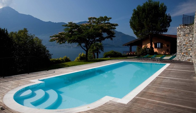. Private heated swimming pool, 2500 m2 . breathtaking lake view