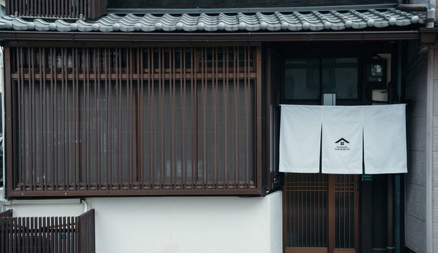 Private Kyomachiya with garden, 2 minutes walk to bus stop, 8 minutes walk to Gojo subway station, 10 minutes walk to Shijo Karasuma area, family-friendly, pet accommodation allowed
