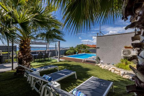 Private Resort Villa, Salt Pool, Cinema & Sea View
