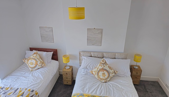 PRIVATE ROOMs In TOWN CENTRE FREE PARKING WIFI AND PATIO WITH AA STAY LTD