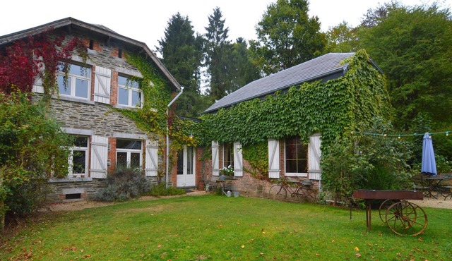 Quaint Holiday Home in Bièvre with Terrace