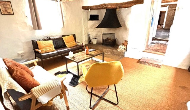Quaint, tranquil village cottage set back from road in Long Crendon near Thame
