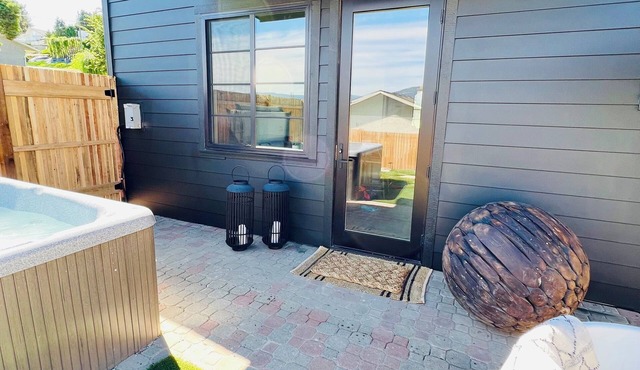 Quiet and Convenient Private Guest House with Private Hot Tub