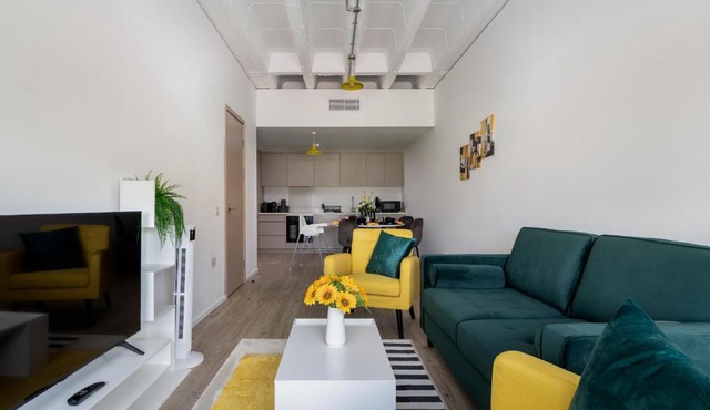 Quiet and Large with Free Parking Ideal for Families and Business Stays