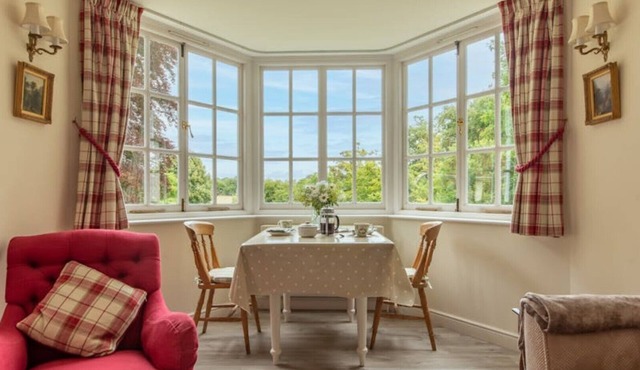 Quiet flat in pretty woods. Ideal for walkers & cycling. Near Henley-on-Thames.