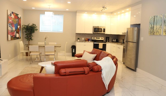 Quiet Luxury 3BR Suite in Windermere Near Henday, Quick Nisku-Long Stay Discount