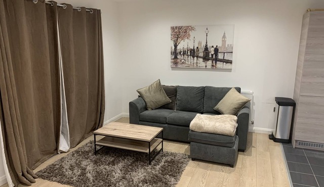 Quiet Modern Apartment, Close to train station and Large Park