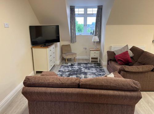 Quiet studio flat near University & QMC, King size bed