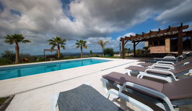 Quinta dos Silvas - Holiday home with heated pool and orchard