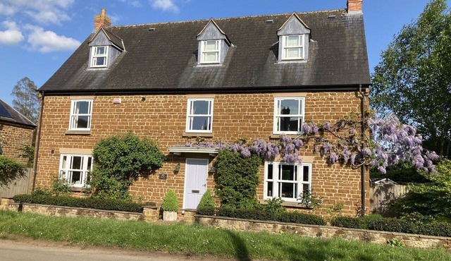 Quintessential English village House 4 miles from Silverstone circuit, sleeps 8.