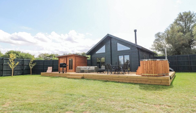 RABBIT HOLE, pet friendly, with hot tub in Stamford