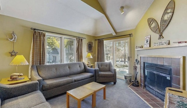 Recently updated home with shared hot tub, pool, and easy ski access