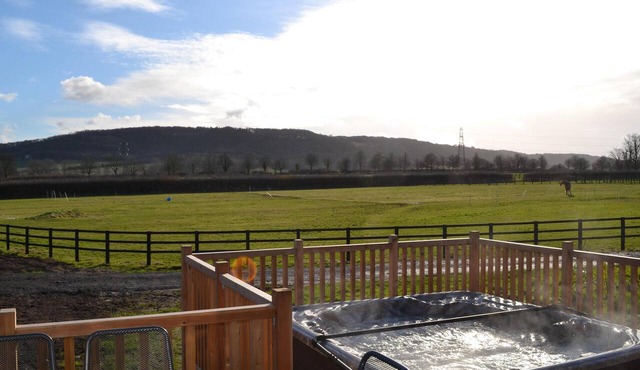 Red Kite Luxury 3 Bedroom Lodge with Hot Tub