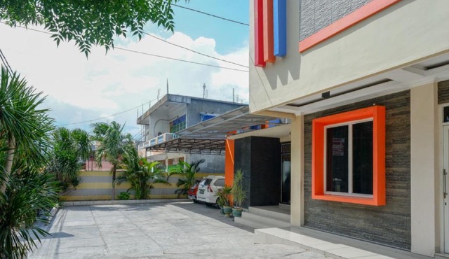 RedDoorz near Millenium Waterpark Palu