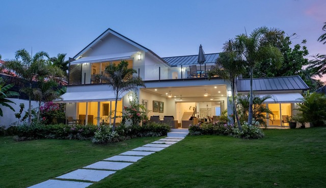 Reefside Villa- 8 Bedroom Luxury Seaside Property near Ocho Rios