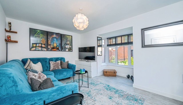 Relax in a 3Bed new detached with SuperKing bed, fully equipped kitchen, garden