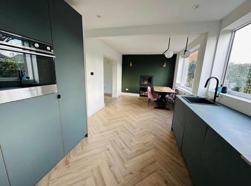 Relax in Comfort, Renovated 3 Bed Nuthall Retreat