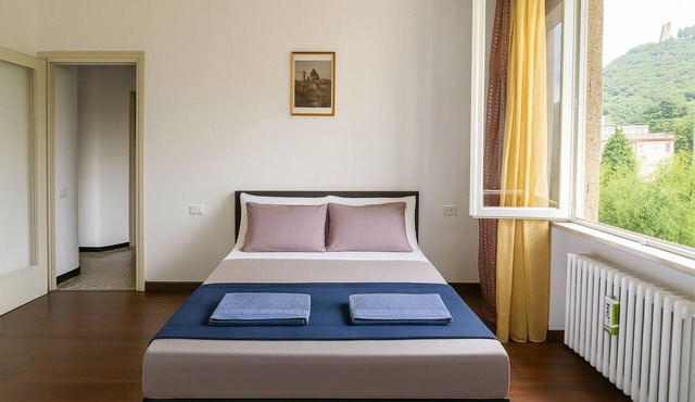 Relaxed Como Base w. Balcony