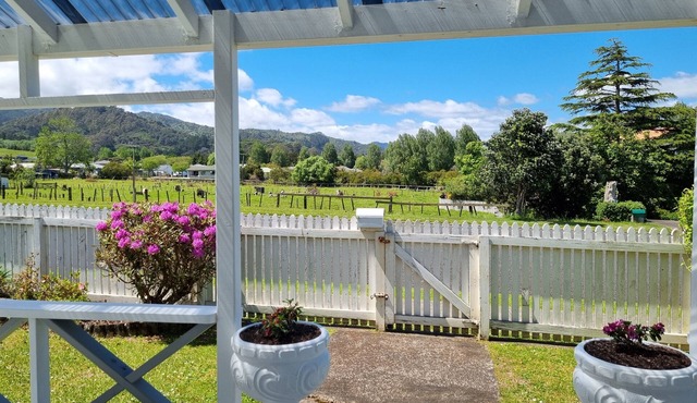 Renovated 3 bedrooms/2 bathrooms. Short walk to town-Internet/Smart TV/Weber BBQ