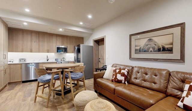 Renovated, ski-in/ski-out condo with pool, hot tubs, gym & sauna