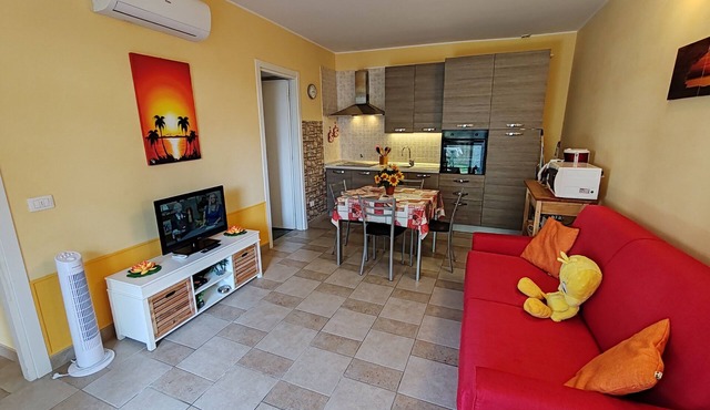 Residenza Silvana - Apt. B- Garden in Suna with parking, Wifi and A/C