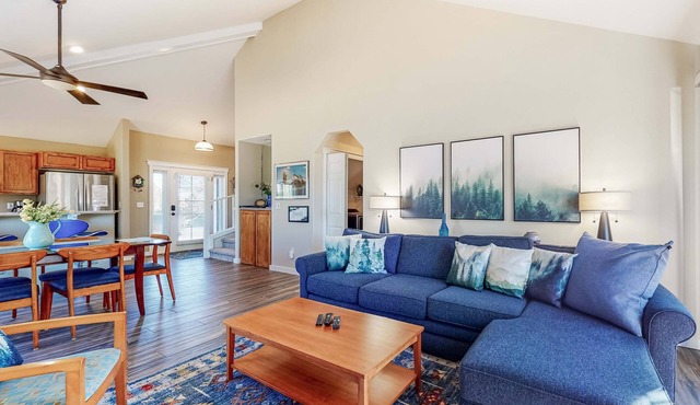 Resort townhouse with central AC & WiFi, pool, hot tub & golf access - dogs OK